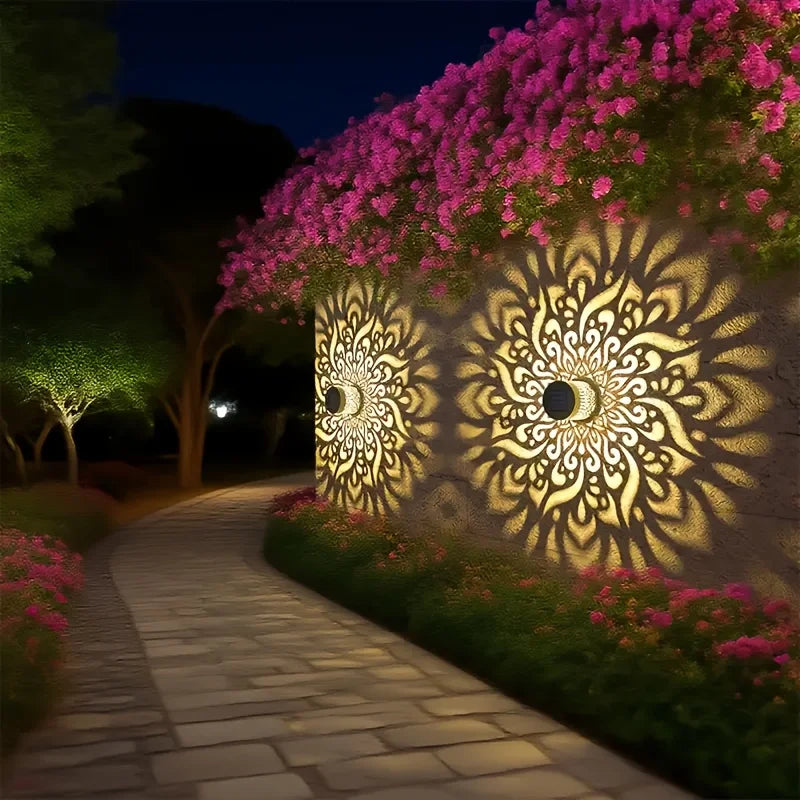 Sfeerlantaarn op Zonne-energie met Schaduwprojectie - IJzeren Tuinlamp IP65 - Warm Wit Licht voor Buiten - Automatische Schemersensor - Wandmontage of Vrijstaand | Sansoti