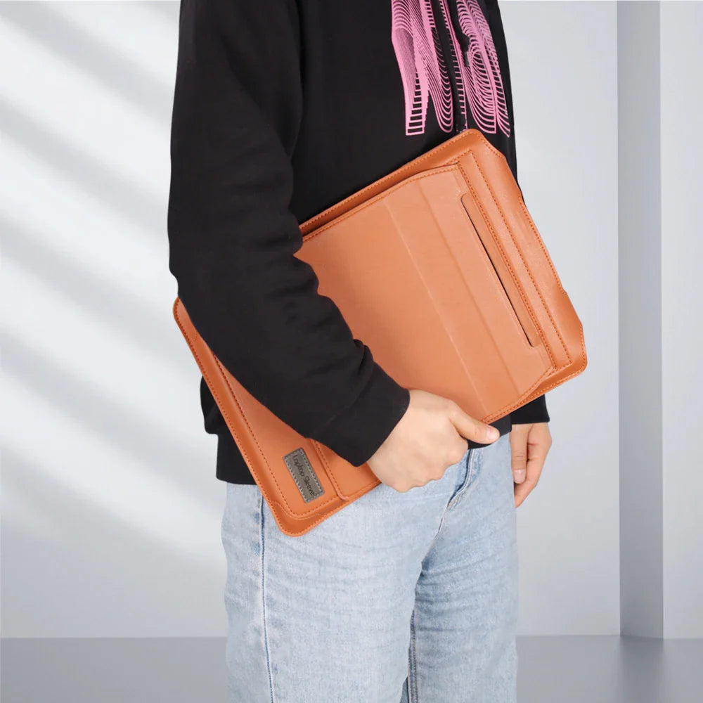 Luxe Laptop Sleeve met Verstelbare Standaard | Ergonomisch PU-Leer Werkstation voor 11-15.6 Inch | Mobiele Kantooroplossing | Sansoti