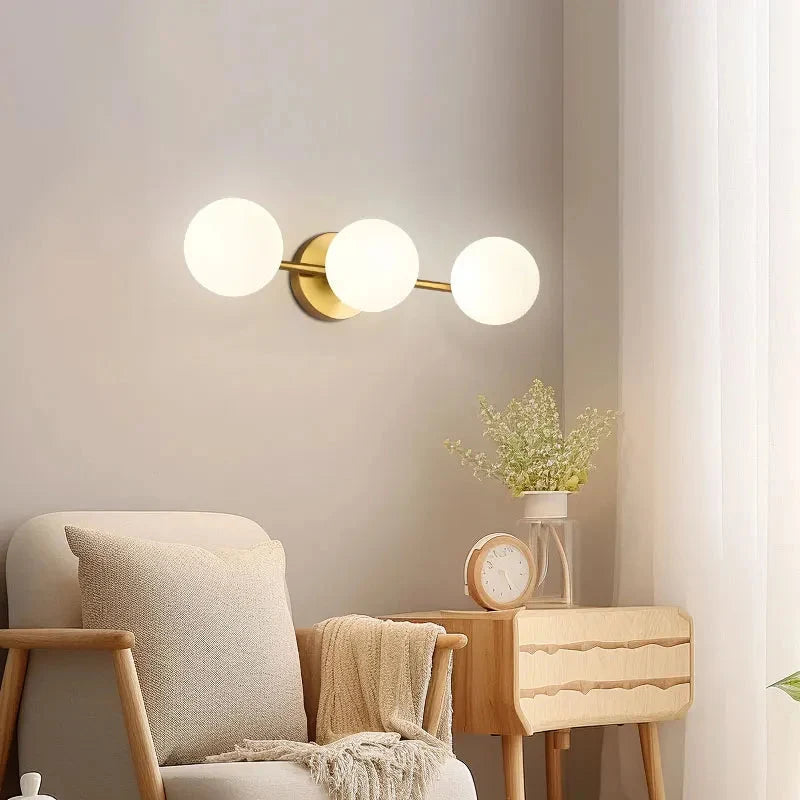 Wandlampe mit Glaskugel, Metall, Gold, Schwarz, warmes Licht, Schlafzimmer, Flur, Wohnzimmer, skandinavisches Design, stimmungsvolle Beleuchtung | Sansoti
