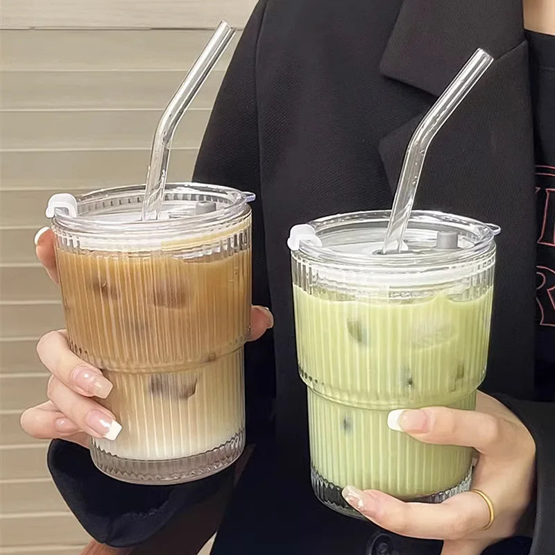 Geribbelde To-Go Beker met Rietje - Borosilicaatglas - Herbruikbare Drinkbeker voor Koffie & Thee - Warmteisolerend met Deksel - Draagbare Reisbeker voor Onderweg | Sansoti