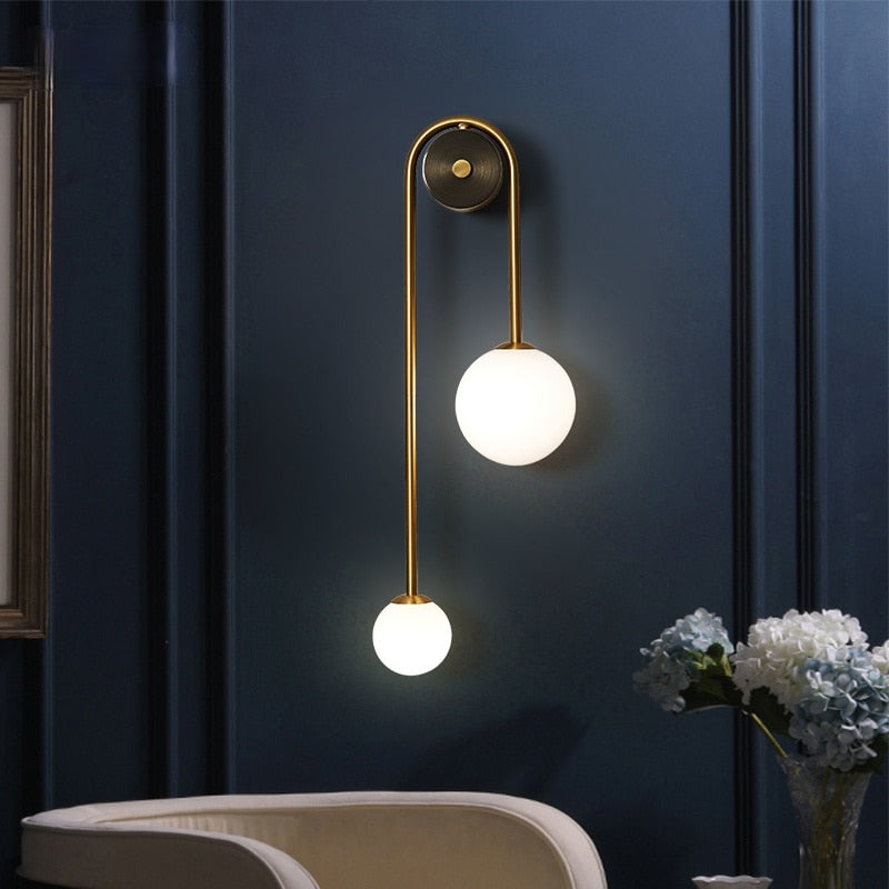 Goudkleurige Wandlamp met Wit Glazen Bol – Modern Scandinavisch Design voor Hal & Gang | Sansoti