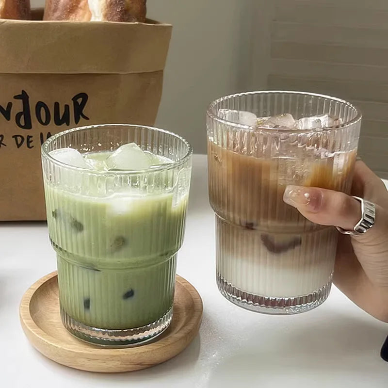 Geribbelde To-Go Beker met Rietje - Borosilicaatglas - Herbruikbare Drinkbeker voor Koffie & Thee - Warmteisolerend met Deksel - Draagbare Reisbeker voor Onderweg | Sansoti