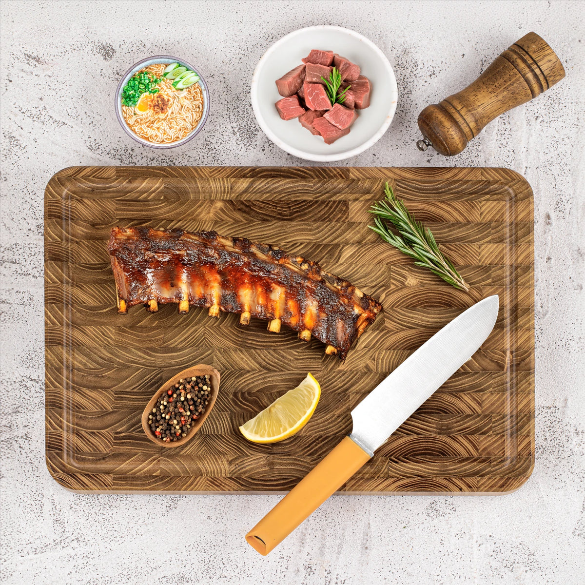 Planche à découper rectangulaire en bois avec rainure à jus et poignées pour hacher professionnellement la viande et les légumes en cuisine | Sansoti