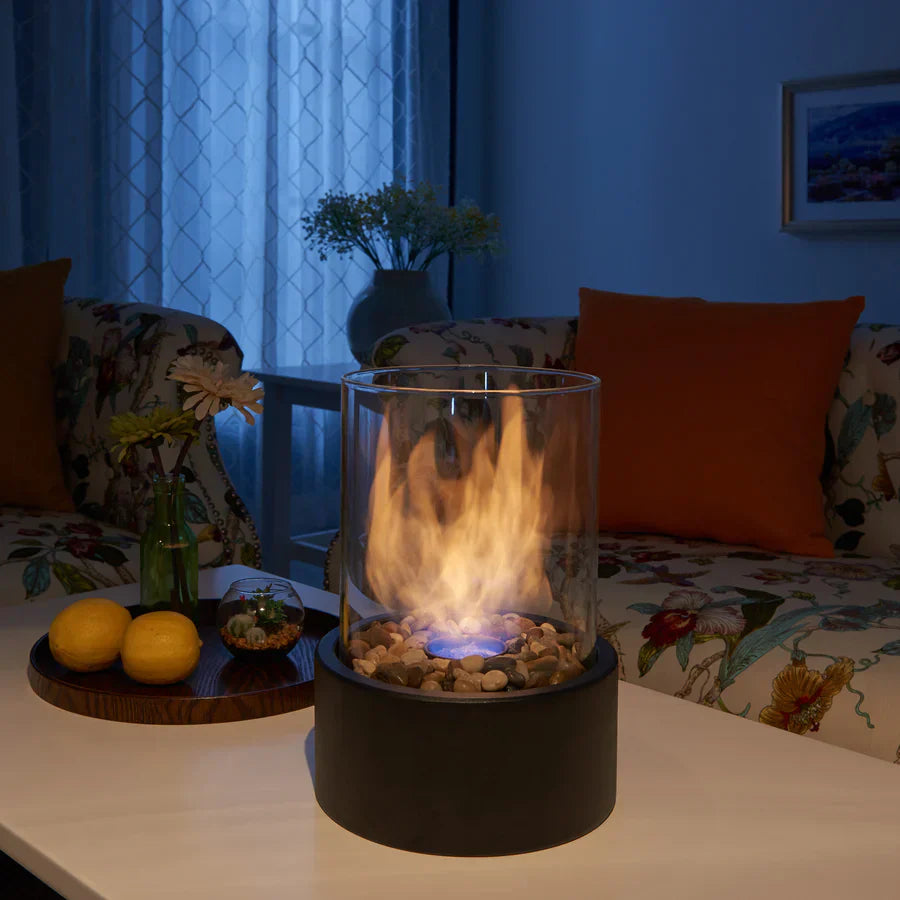 Moderner Bioethanol-Tischkamin mit Glaszylinder und rauchfreier Flamme für gemütliche Wärme drinnen und draußen | Restfield