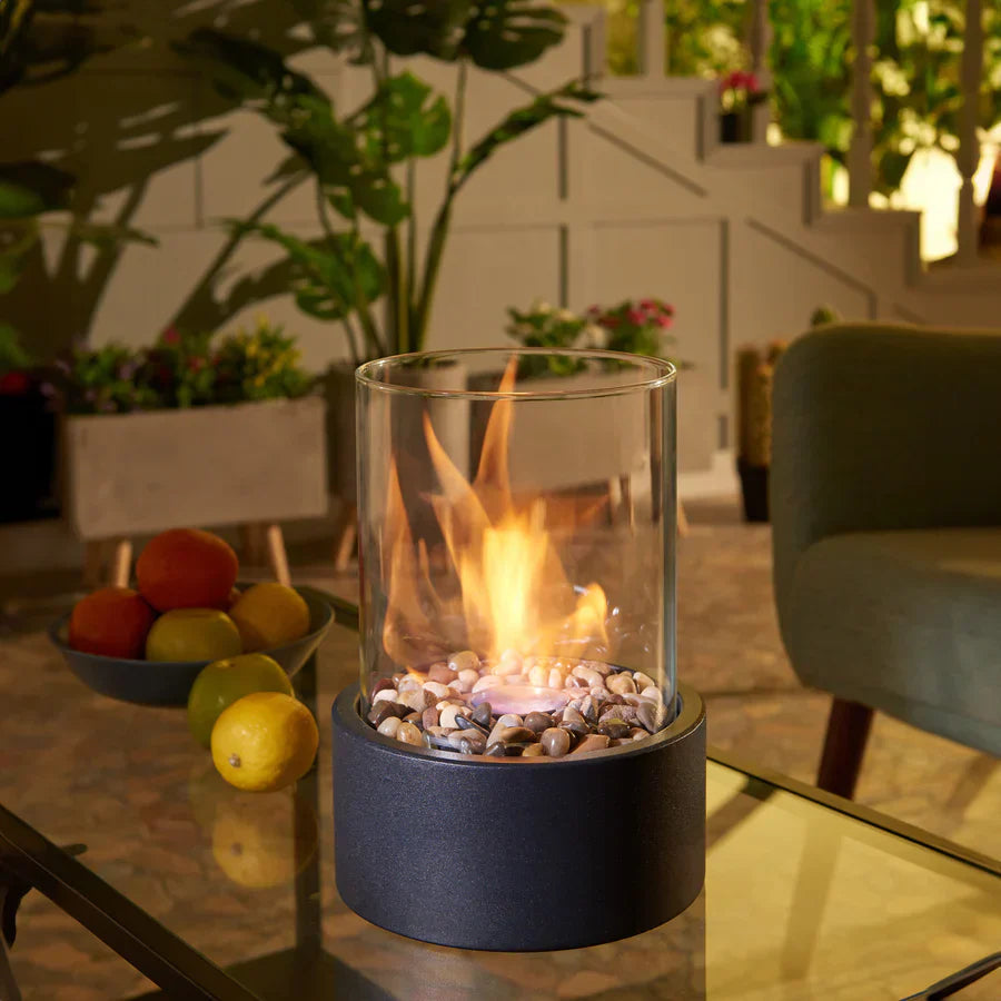 Moderner Bioethanol-Tischkamin mit Glaszylinder und rauchfreier Flamme für gemütliche Wärme drinnen und draußen | Restfield