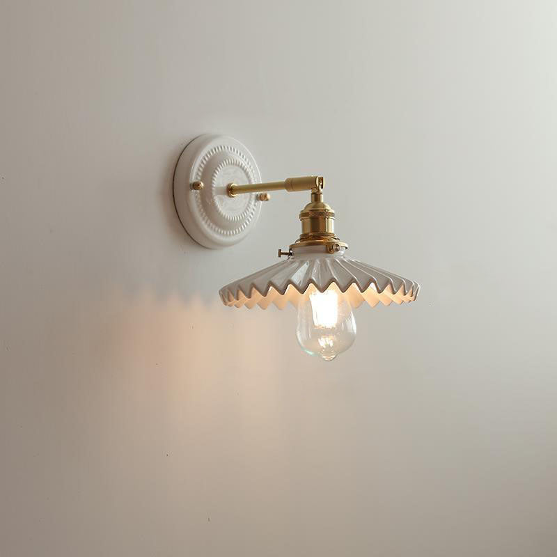 Vintage-Wandleuchte mit plissiertem Schirm, Messingarm und Keramik für Schlafzimmer, Wohnzimmer und Arbeitszimmer, stimmungsvolle Beleuchtung, Retro | Sansoti