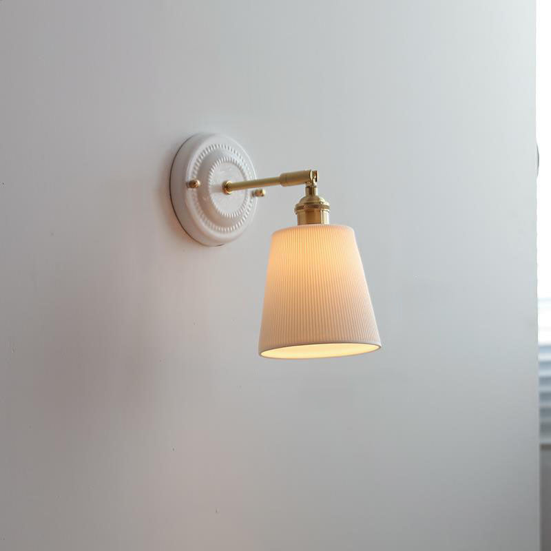 Vintage-Wandleuchte mit plissiertem Schirm, Messingarm und Keramik für Schlafzimmer, Wohnzimmer und Arbeitszimmer, stimmungsvolle Beleuchtung, Retro | Sansoti