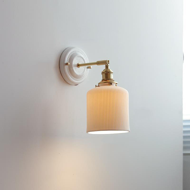 Vintage-Wandleuchte mit plissiertem Schirm, Messingarm und Keramik für Schlafzimmer, Wohnzimmer und Arbeitszimmer, stimmungsvolle Beleuchtung, Retro | Sansoti