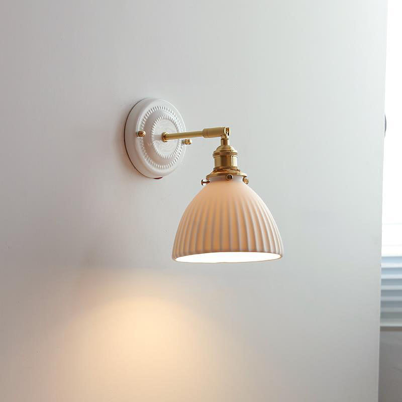 Vintage-Wandleuchte mit plissiertem Schirm, Messingarm und Keramik für Schlafzimmer, Wohnzimmer und Arbeitszimmer, stimmungsvolle Beleuchtung, Retro | Sansoti