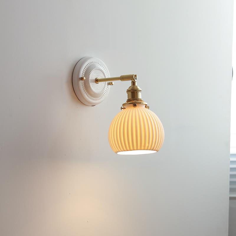 Vintage-Wandleuchte mit plissiertem Schirm, Messingarm und Keramik für Schlafzimmer, Wohnzimmer und Arbeitszimmer, stimmungsvolle Beleuchtung, Retro | Sansoti