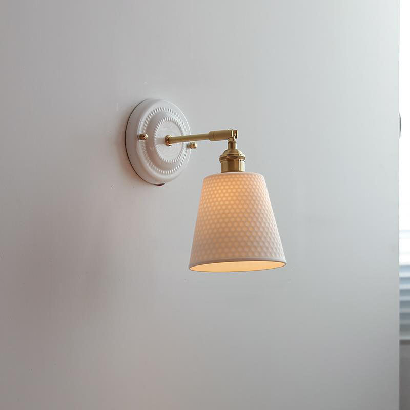 Vintage-Wandleuchte mit plissiertem Schirm, Messingarm und Keramik für Schlafzimmer, Wohnzimmer und Arbeitszimmer, stimmungsvolle Beleuchtung, Retro | Sansoti
