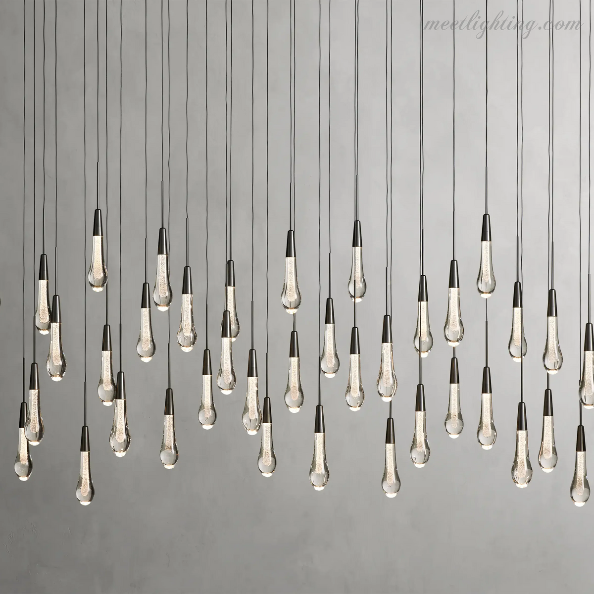 Lustre linéaire avec lampes LED réglables adapté à la salle à manger et à la cuisine en verre fabriqué à la main au design moderne | Sansoti