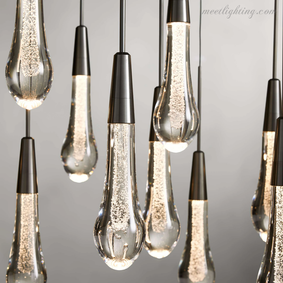Lustre linéaire avec lampes LED réglables adapté à la salle à manger et à la cuisine en verre fabriqué à la main au design moderne | Sansoti