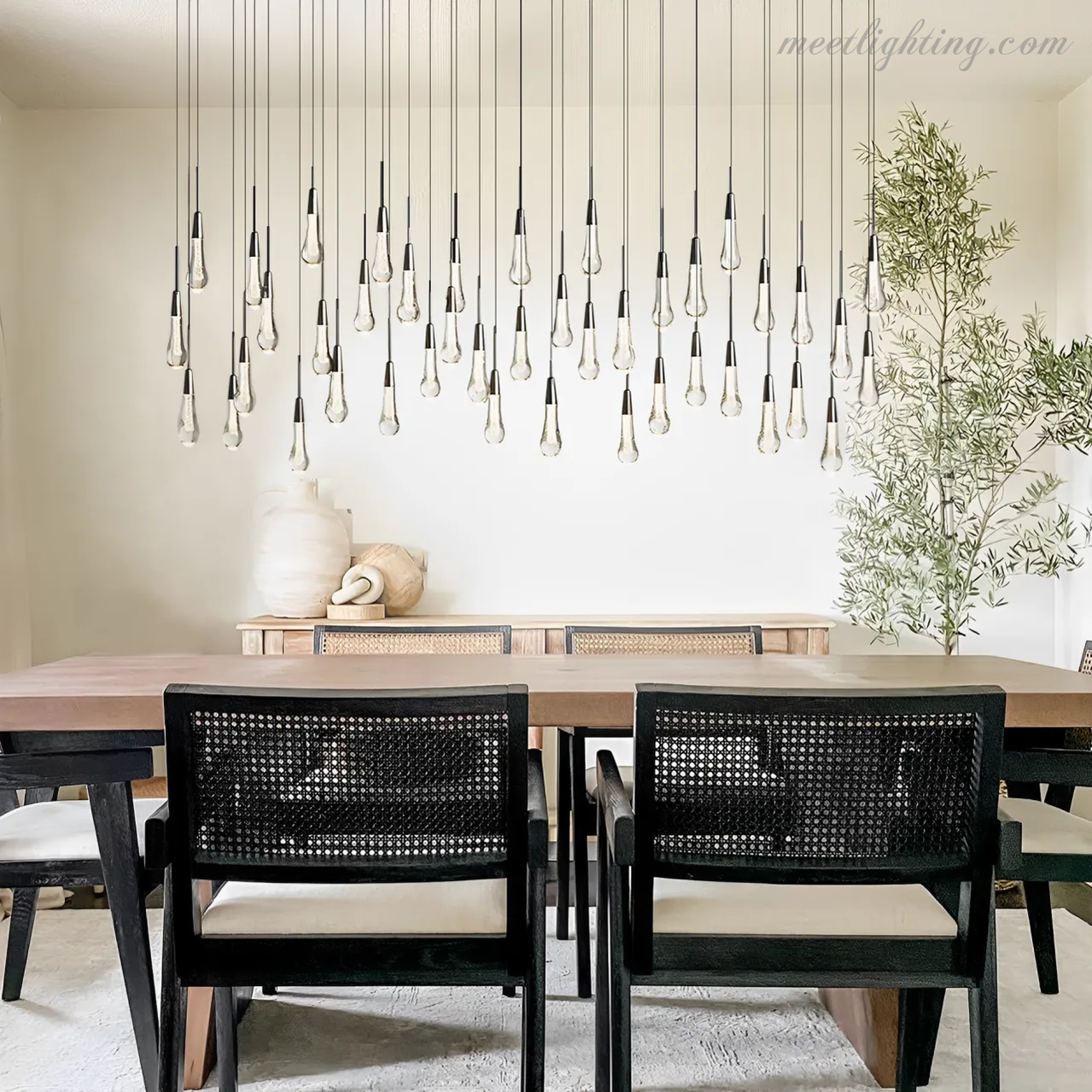 Lustre linéaire avec lampes LED réglables adapté à la salle à manger et à la cuisine en verre fabriqué à la main au design moderne | Sansoti