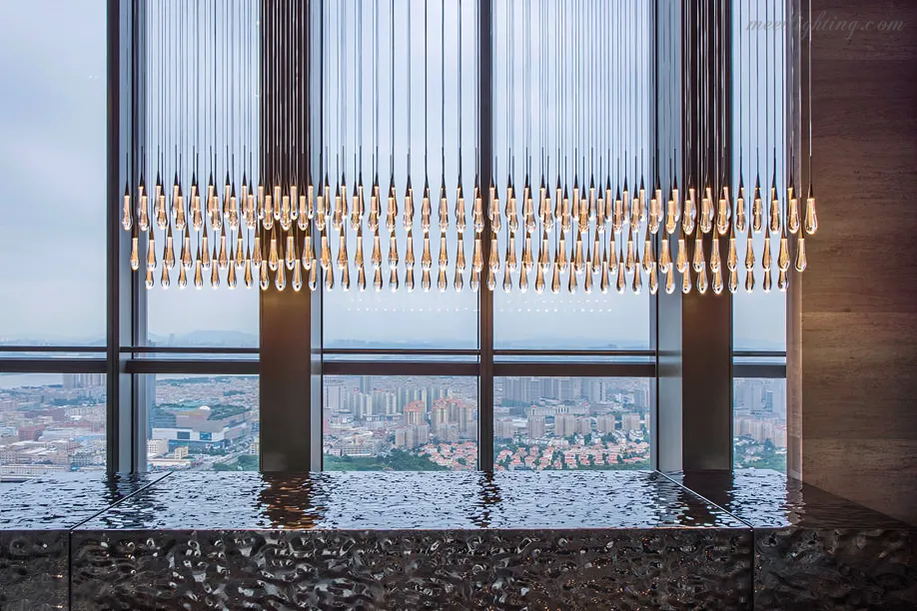 Lustre linéaire avec lampes LED réglables adapté à la salle à manger et à la cuisine en verre fabriqué à la main au design moderne | Sansoti