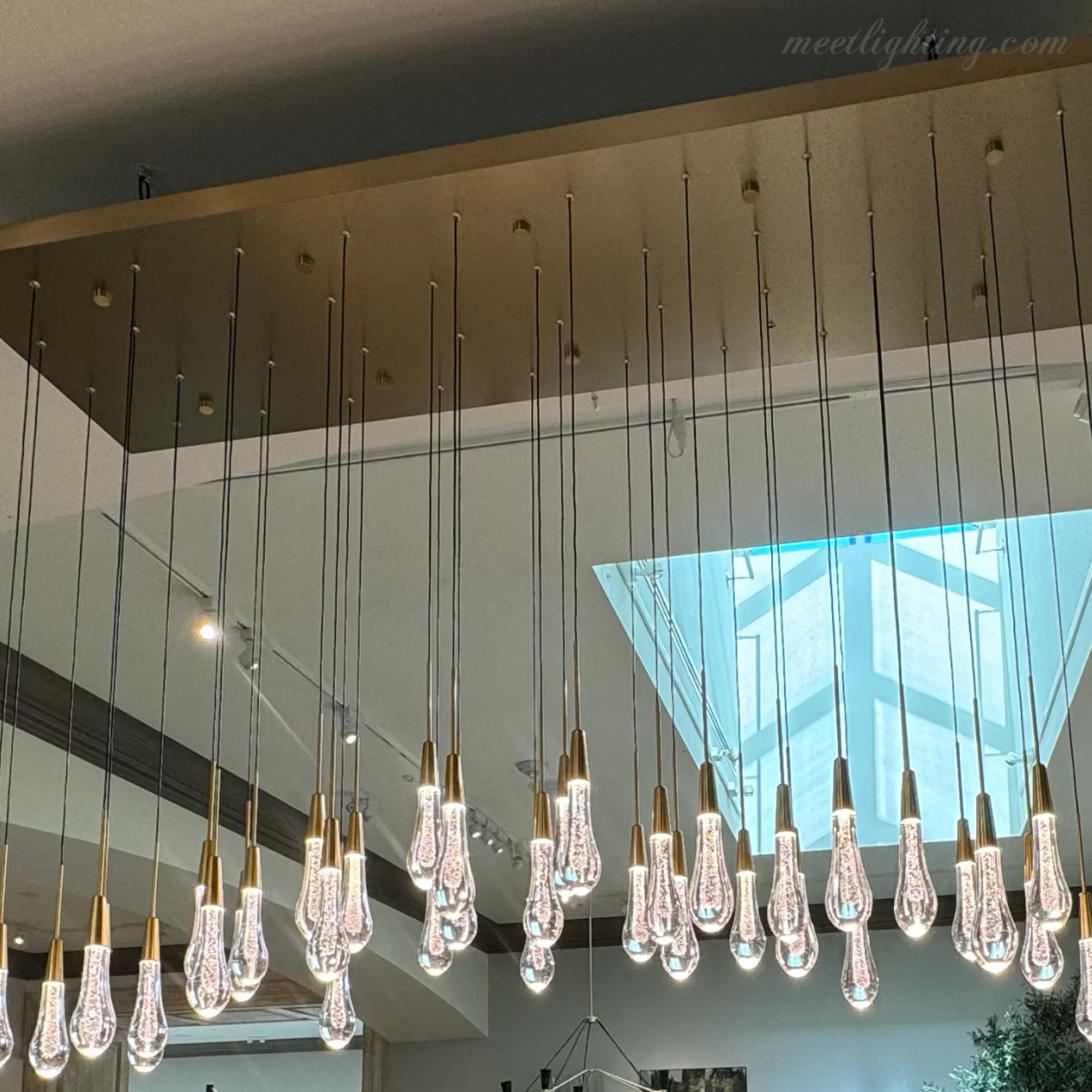 Lustre linéaire avec lampes LED réglables adapté à la salle à manger et à la cuisine en verre fabriqué à la main au design moderne | Sansoti