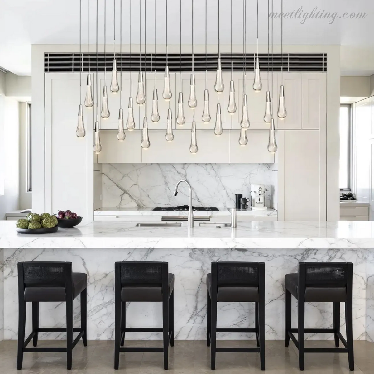 Lustre linéaire avec lampes LED réglables adapté à la salle à manger et à la cuisine en verre fabriqué à la main au design moderne | Sansoti