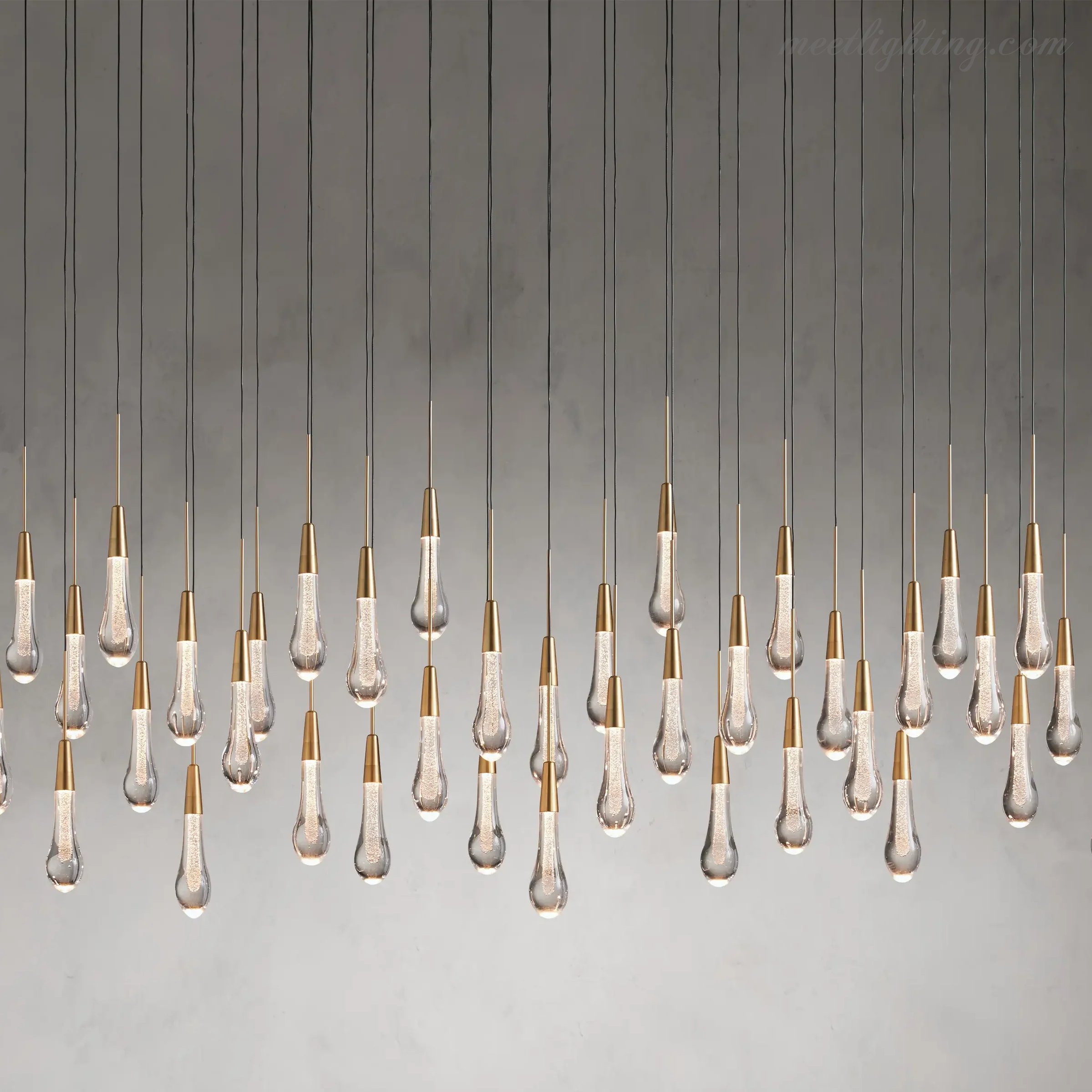 Lustre linéaire avec lampes LED réglables adapté à la salle à manger et à la cuisine en verre fabriqué à la main au design moderne | Sansoti