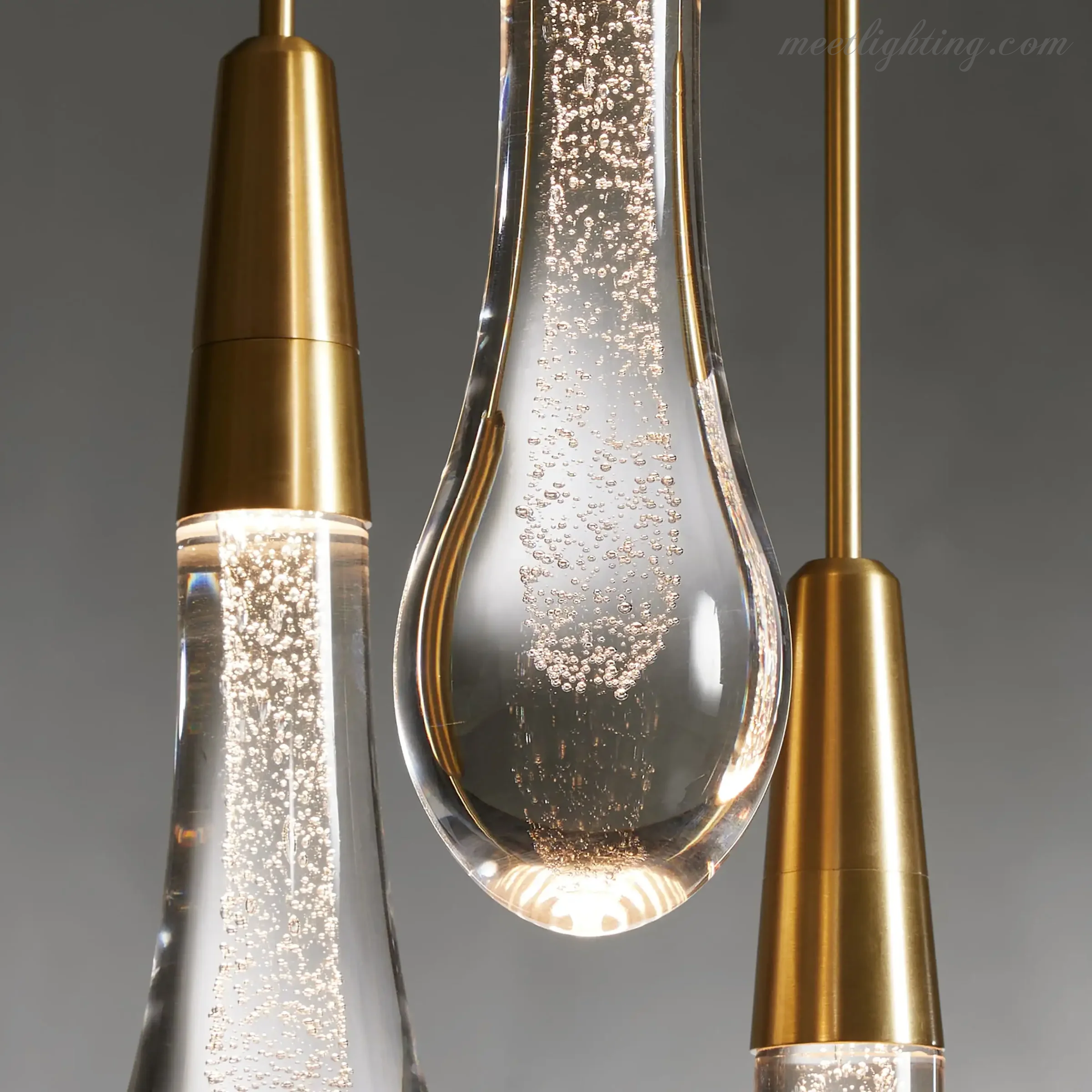 Lustre linéaire avec lampes LED réglables adapté à la salle à manger et à la cuisine en verre fabriqué à la main au design moderne | Sansoti
