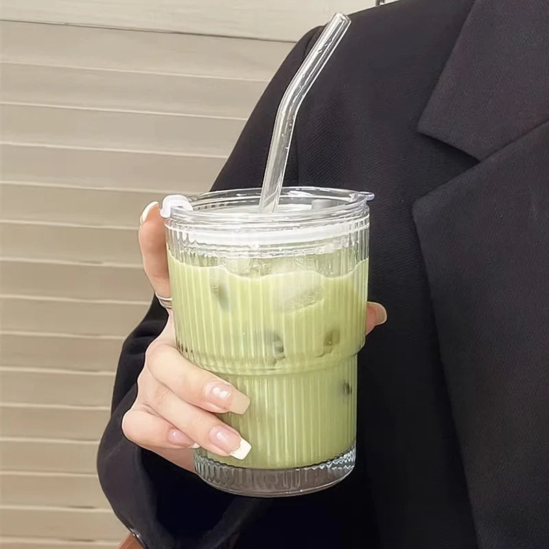 Geribbelde To-Go Beker met Rietje - Borosilicaatglas - Herbruikbare Drinkbeker voor Koffie & Thee - Warmteisolerend met Deksel - Draagbare Reisbeker voor Onderweg | Sansoti