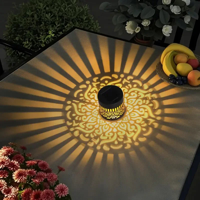 Sfeerlantaarn op Zonne-energie met Schaduwprojectie - IJzeren Tuinlamp IP65 - Warm Wit Licht voor Buiten - Automatische Schemersensor - Wandmontage of Vrijstaand | Sansoti