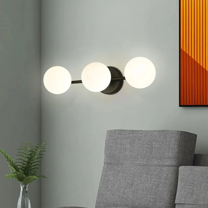 Wandlampe mit Glaskugel, Metall, Gold, Schwarz, warmes Licht, Schlafzimmer, Flur, Wohnzimmer, skandinavisches Design, stimmungsvolle Beleuchtung | Sansoti