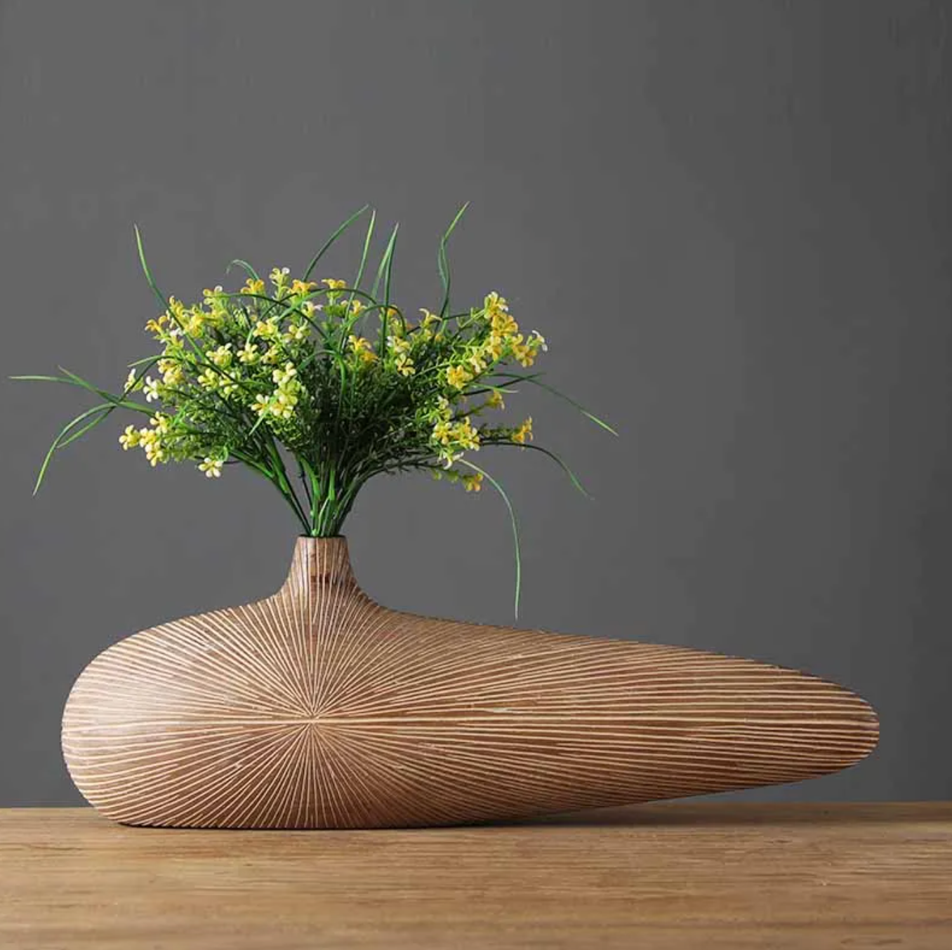 Decoratieve Gebeeldhouwde Vaas in Zandsteenstijl – Handgevormde Woondecoratie voor Bloemen & Styling | Sansoti