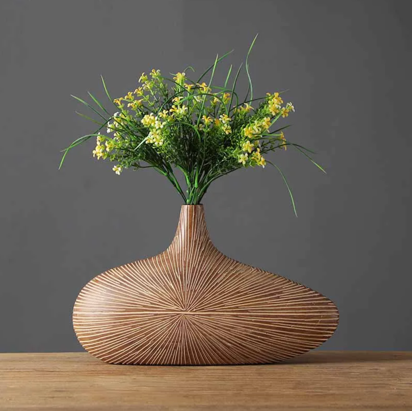 Decoratieve Gebeeldhouwde Vaas in Zandsteenstijl – Handgevormde Woondecoratie voor Bloemen & Styling | Sansoti