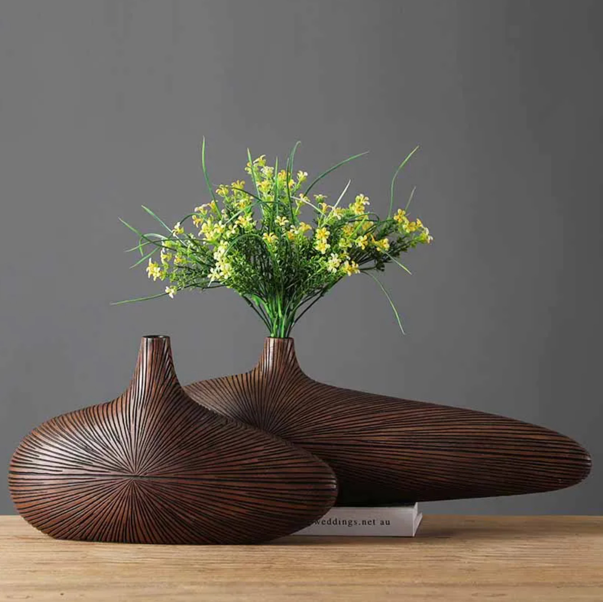 Decoratieve Gebeeldhouwde Vaas in Zandsteenstijl – Handgevormde Woondecoratie voor Bloemen & Styling | Sansoti