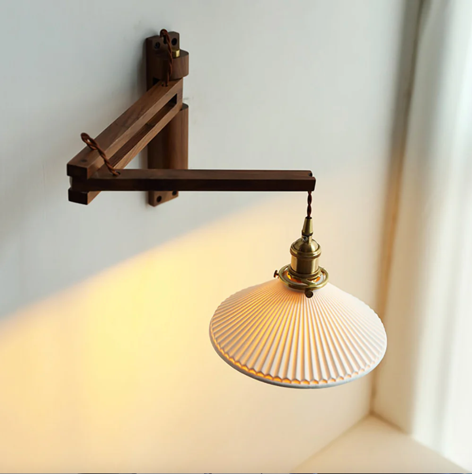 Verstelbare Houten Wandlamp met Keramieke Kap – Landelijke Stijl met Knopschakelaar | Sansoti