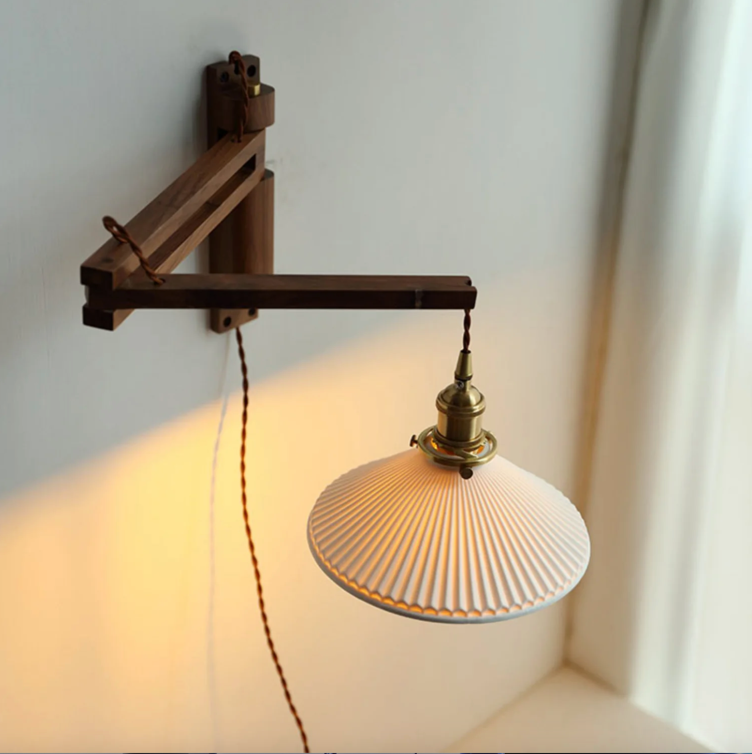 Verstelbare Houten Wandlamp met Keramieke Kap – Landelijke Stijl met Knopschakelaar | Sansoti