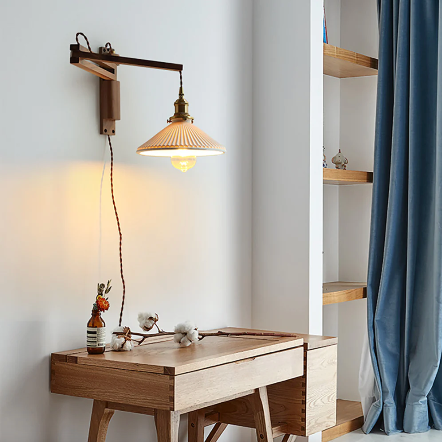 Verstelbare Houten Wandlamp met Keramieke Kap – Landelijke Stijl met Knopschakelaar | Sansoti