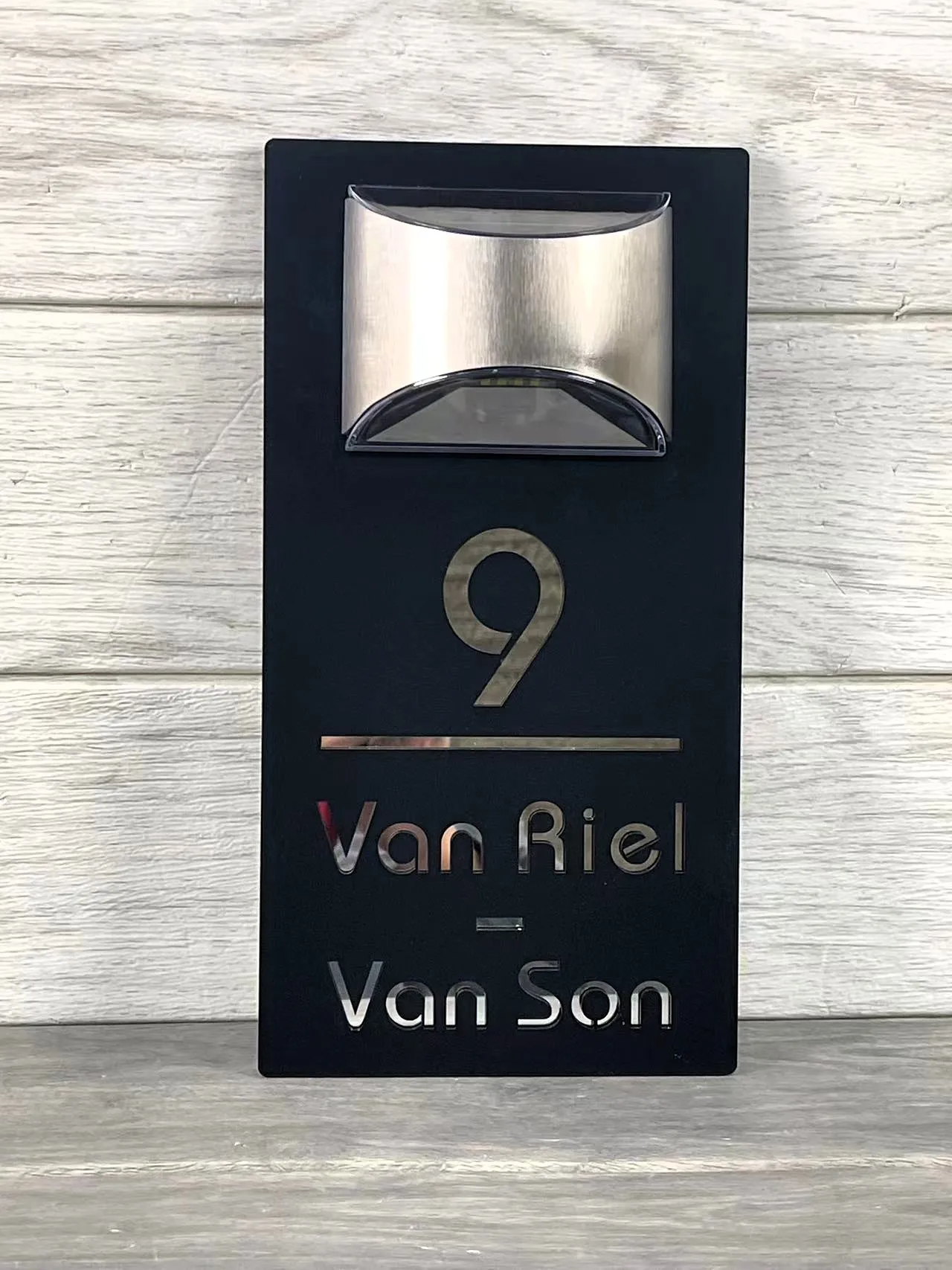 Op Zonne-energie Verlichte Huisnummer met Zwevend Effect Modern Acryl Naambord voor Buiten | Sansoti