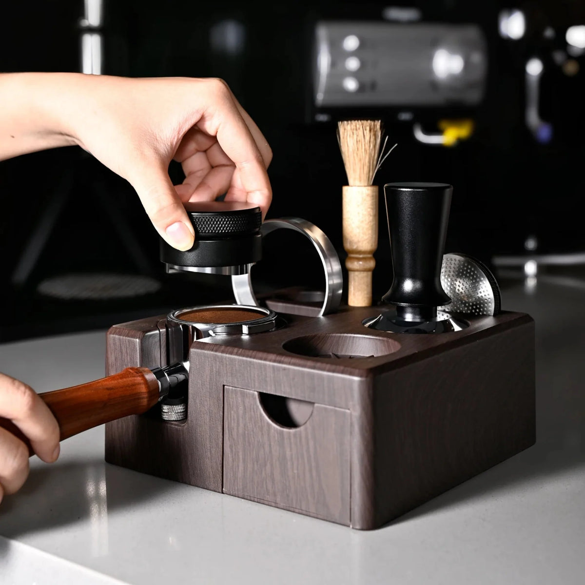 Espresso-Tampingstation mit Werkzeughalter, Schwarz, Weiß, Holzoptik, Organizer, Kaffee- und Barista-Zubehör | Sansoti