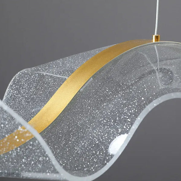 Nordic Wave - wisząca lampa LED z akrylu w kształcie fali, z mosiężnym wykończeniem, ściemniana i regulowana, do jadalni i sypialni | Sansoti