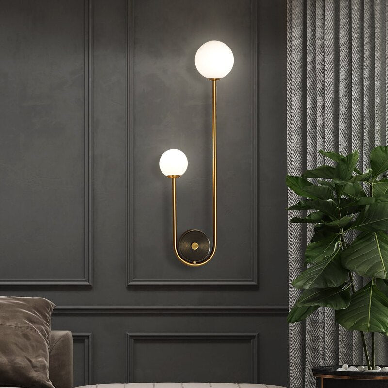 Goudkleurige Wandlamp met Wit Glazen Bol – Modern Scandinavisch Design voor Hal & Gang | Sansoti