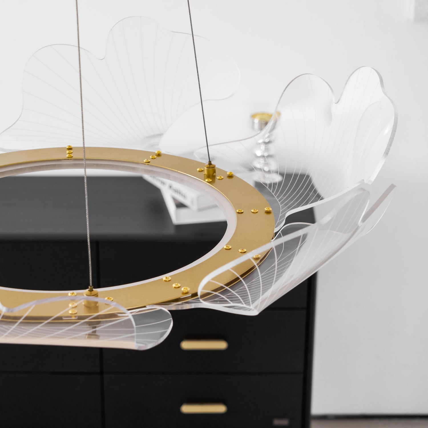 Moderne Kroonluchter met Bladmotief in Goud of Zilver – Organische Vorm met Verstelbare Kabel 150cm & Dimbare Optie – Geschikt voor Schuin Plafond | Sansoti