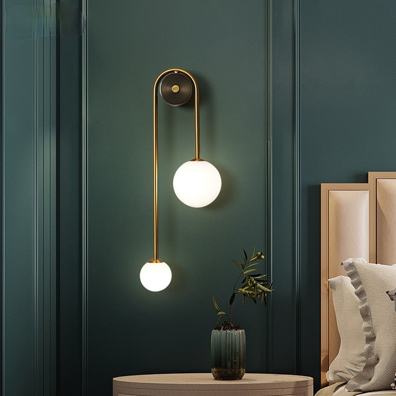 Goudkleurige Wandlamp met Wit Glazen Bol – Modern Scandinavisch Design voor Hal & Gang | Sansoti