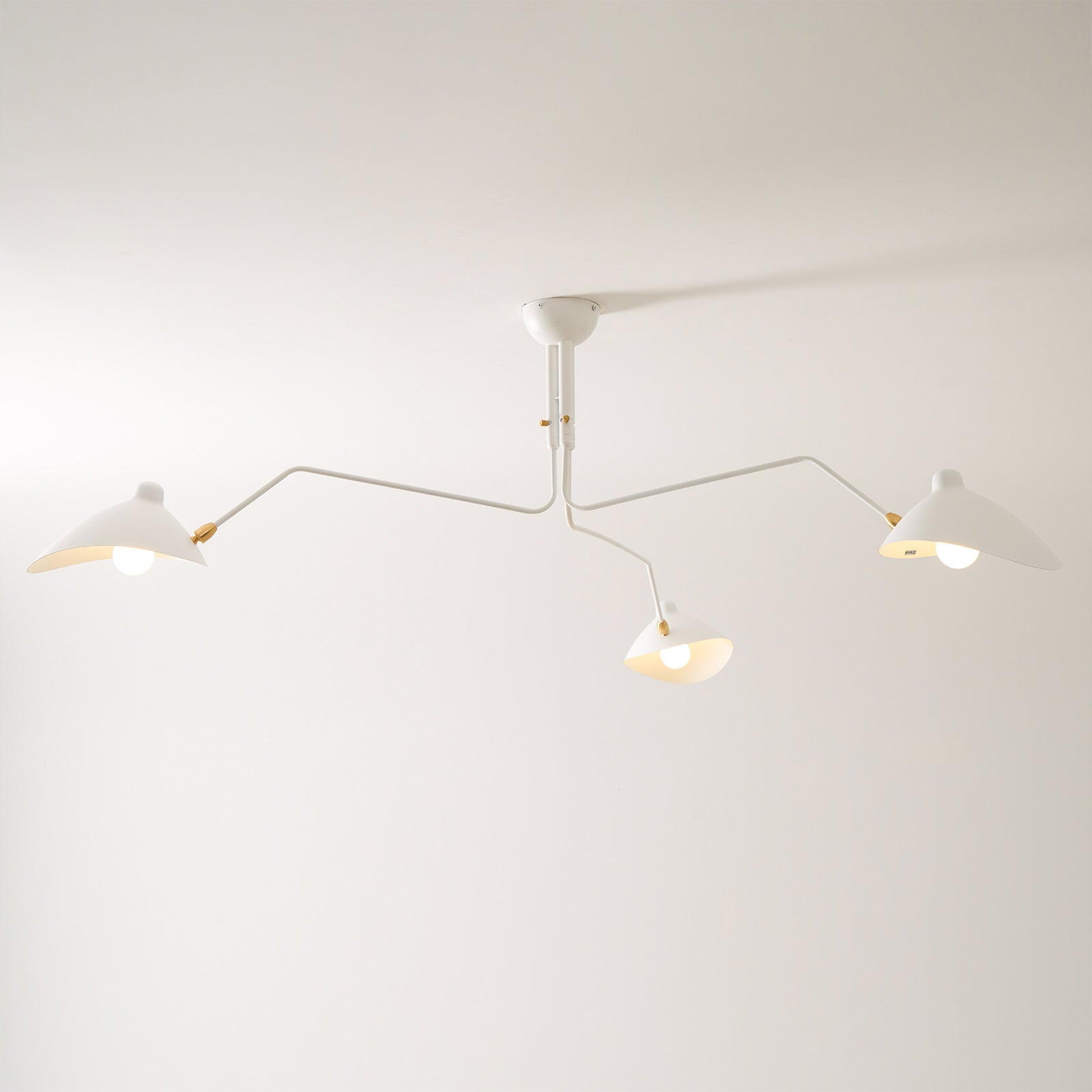Verstelbare Spinlamp Multi-Arm Plafondlamp Industriële Design Messing Details Zwart Wit Scandinavisch Modern | Sansoti