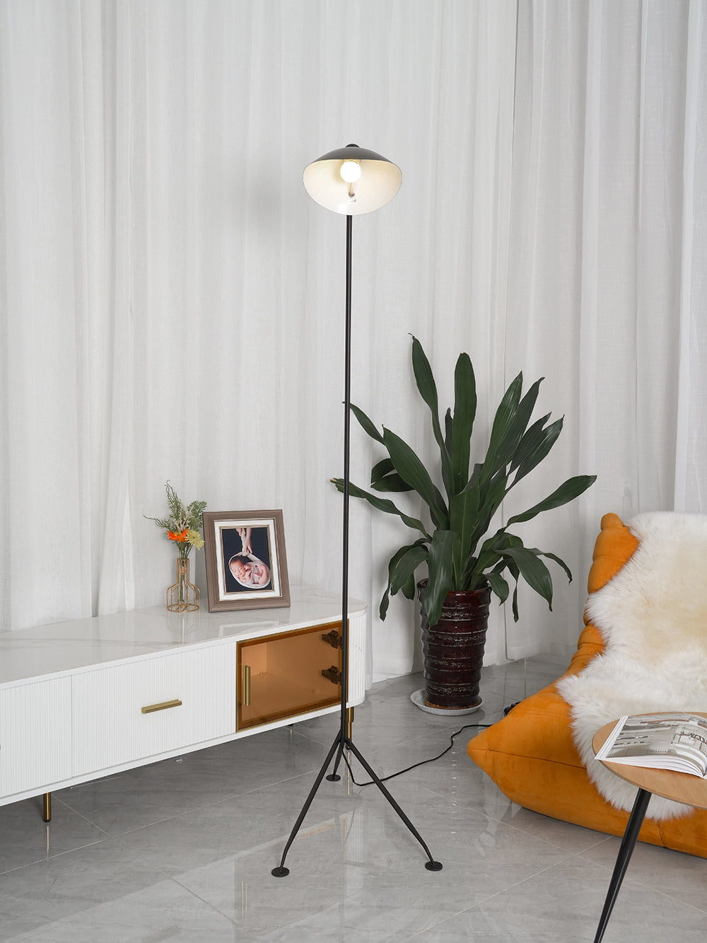 Industriële Vloerlamp Zwart Mat met Messing Accenten — Verstelbare Spot op Tripod Basis — E26/E27 fitting tot 40W — Scandinavisch Design voor Woonkamer & Leeshoek | Sansoti
