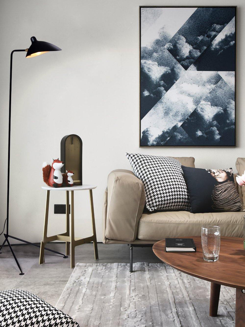 Industriële Vloerlamp Zwart Mat met Messing Accenten — Verstelbare Spot op Tripod Basis — E26/E27 fitting tot 40W — Scandinavisch Design voor Woonkamer & Leeshoek | Sansoti