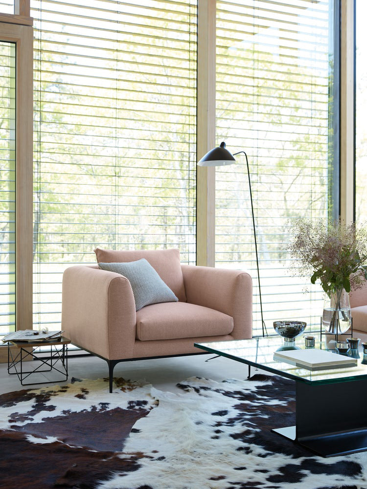 Industriële Vloerlamp Zwart Mat met Messing Accenten — Verstelbare Spot op Tripod Basis — E26/E27 fitting tot 40W — Scandinavisch Design voor Woonkamer & Leeshoek | Sansoti