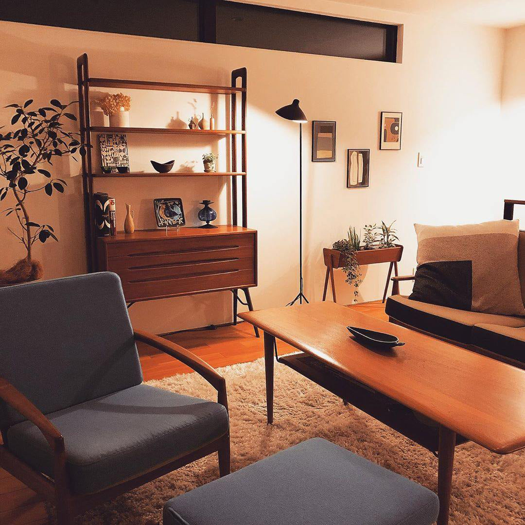 Industriële Vloerlamp Zwart Mat met Messing Accenten — Verstelbare Spot op Tripod Basis — E26/E27 fitting tot 40W — Scandinavisch Design voor Woonkamer & Leeshoek | Sansoti