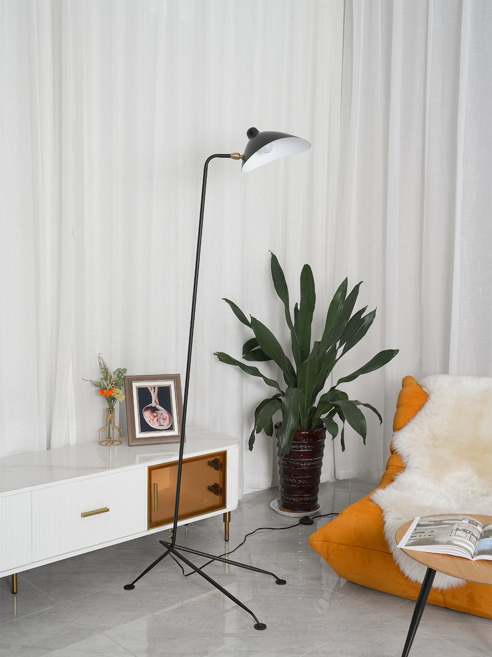 Industriële Vloerlamp Zwart Mat met Messing Accenten — Verstelbare Spot op Tripod Basis — E26/E27 fitting tot 40W — Scandinavisch Design voor Woonkamer & Leeshoek | Sansoti
