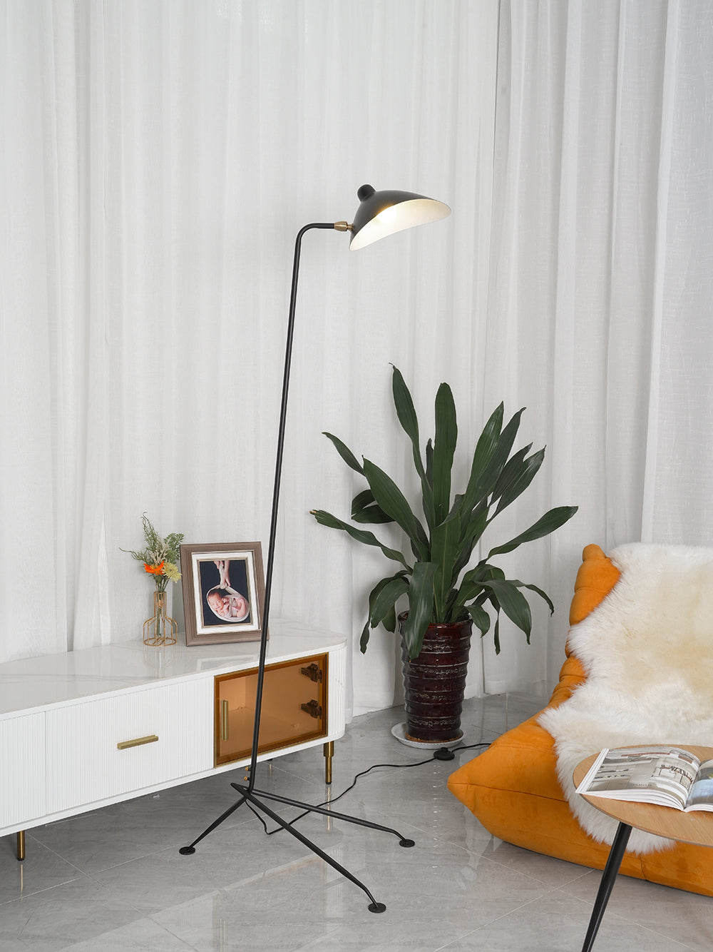 Industriële Vloerlamp Zwart Mat met Messing Accenten — Verstelbare Spot op Tripod Basis — E26/E27 fitting tot 40W — Scandinavisch Design voor Woonkamer & Leeshoek | Sansoti
