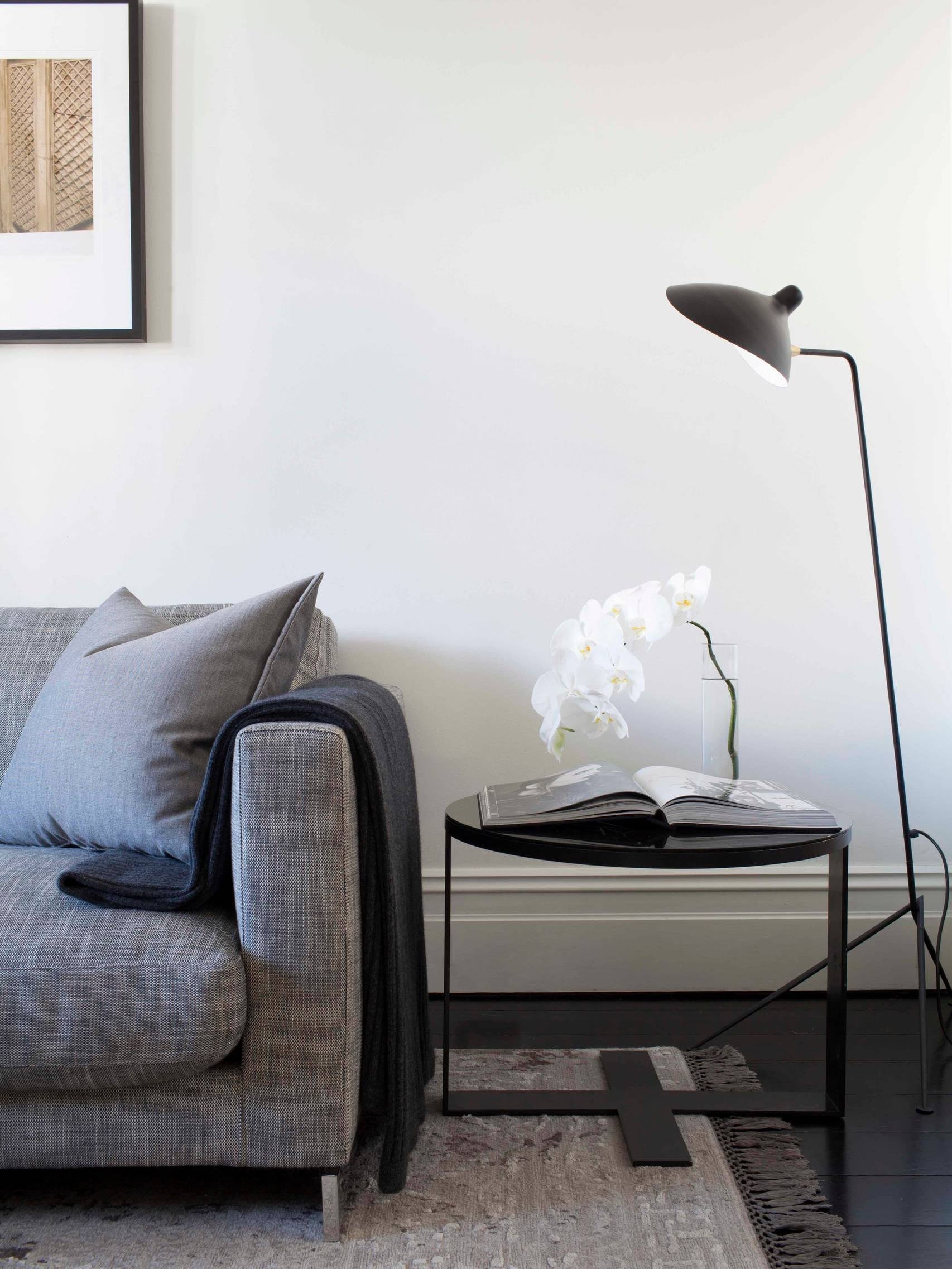 Industriële Vloerlamp Zwart Mat met Messing Accenten — Verstelbare Spot op Tripod Basis — E26/E27 fitting tot 40W — Scandinavisch Design voor Woonkamer & Leeshoek | Sansoti