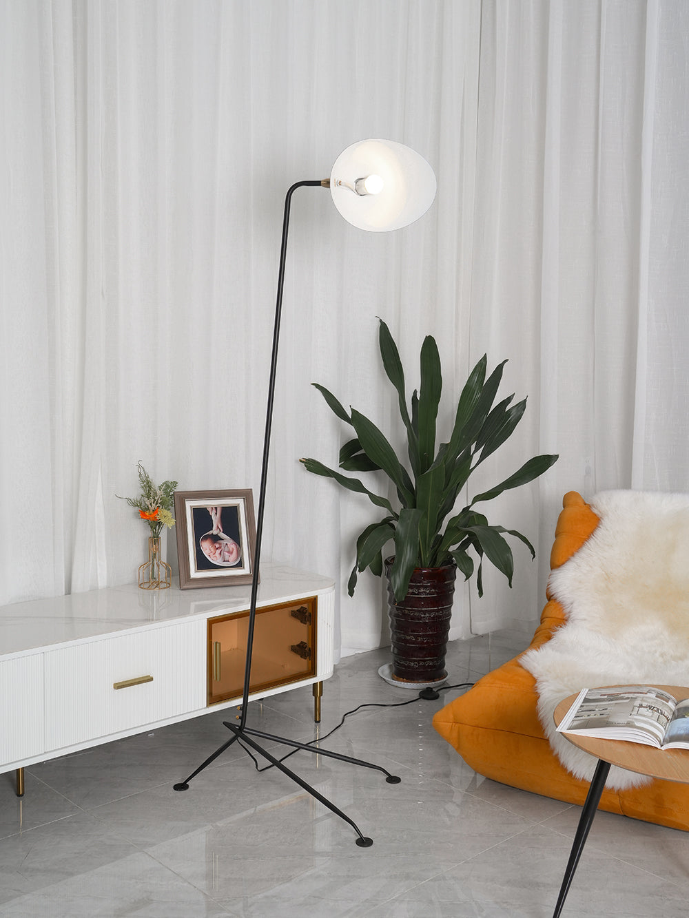 Industriële Vloerlamp Zwart Mat met Messing Accenten — Verstelbare Spot op Tripod Basis — E26/E27 fitting tot 40W — Scandinavisch Design voor Woonkamer & Leeshoek | Sansoti