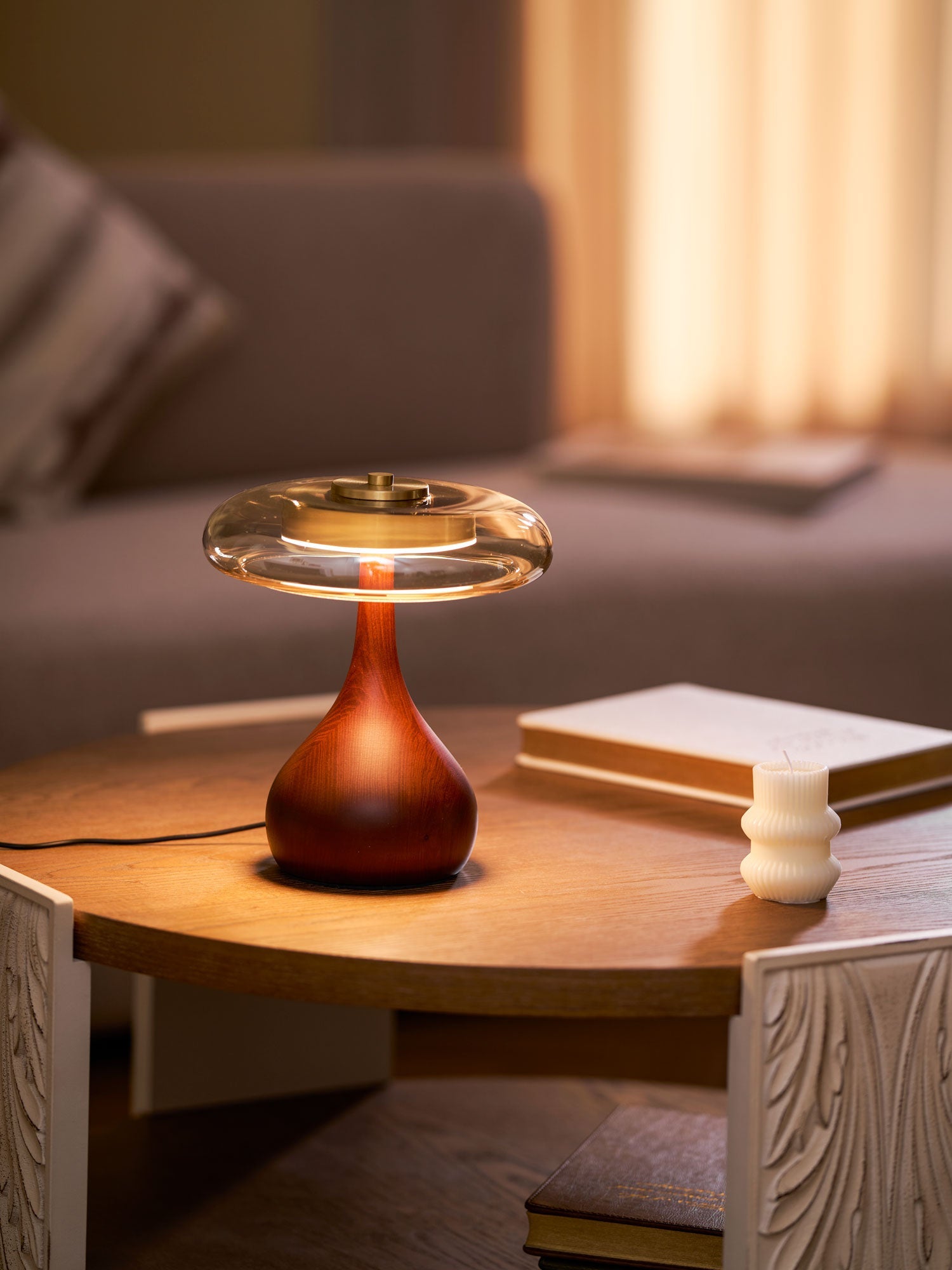 Tafellamp met Gebogen Houten Voet en Amberen Glazen Kap - Modern Scandinavisch Design - Warmwit Licht - Plug-in 150 cm Snoer - ø 8,7" - 2 Hoogtes | Sansoti