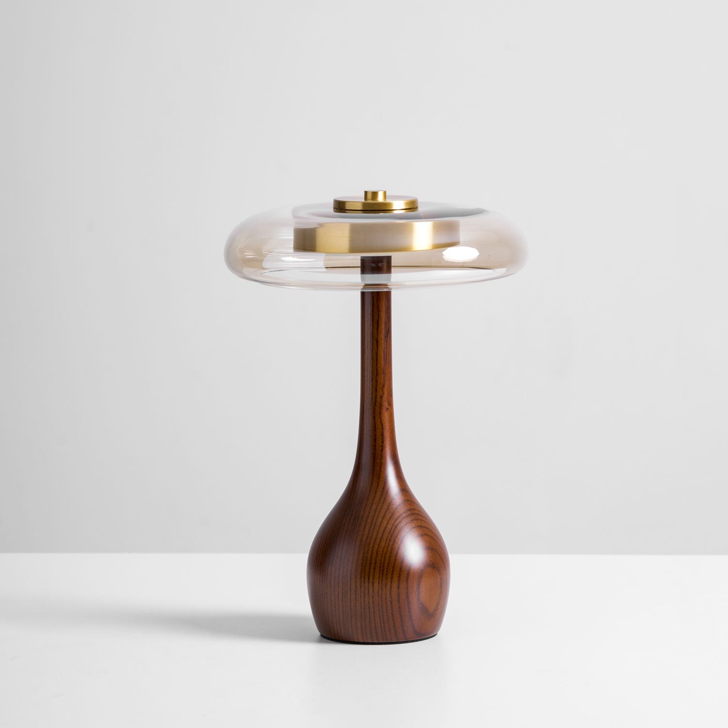 Tafellamp met Gebogen Houten Voet en Amberen Glazen Kap - Modern Scandinavisch Design - Warmwit Licht - Plug-in 150 cm Snoer - ø 8,7" - 2 Hoogtes | Sansoti