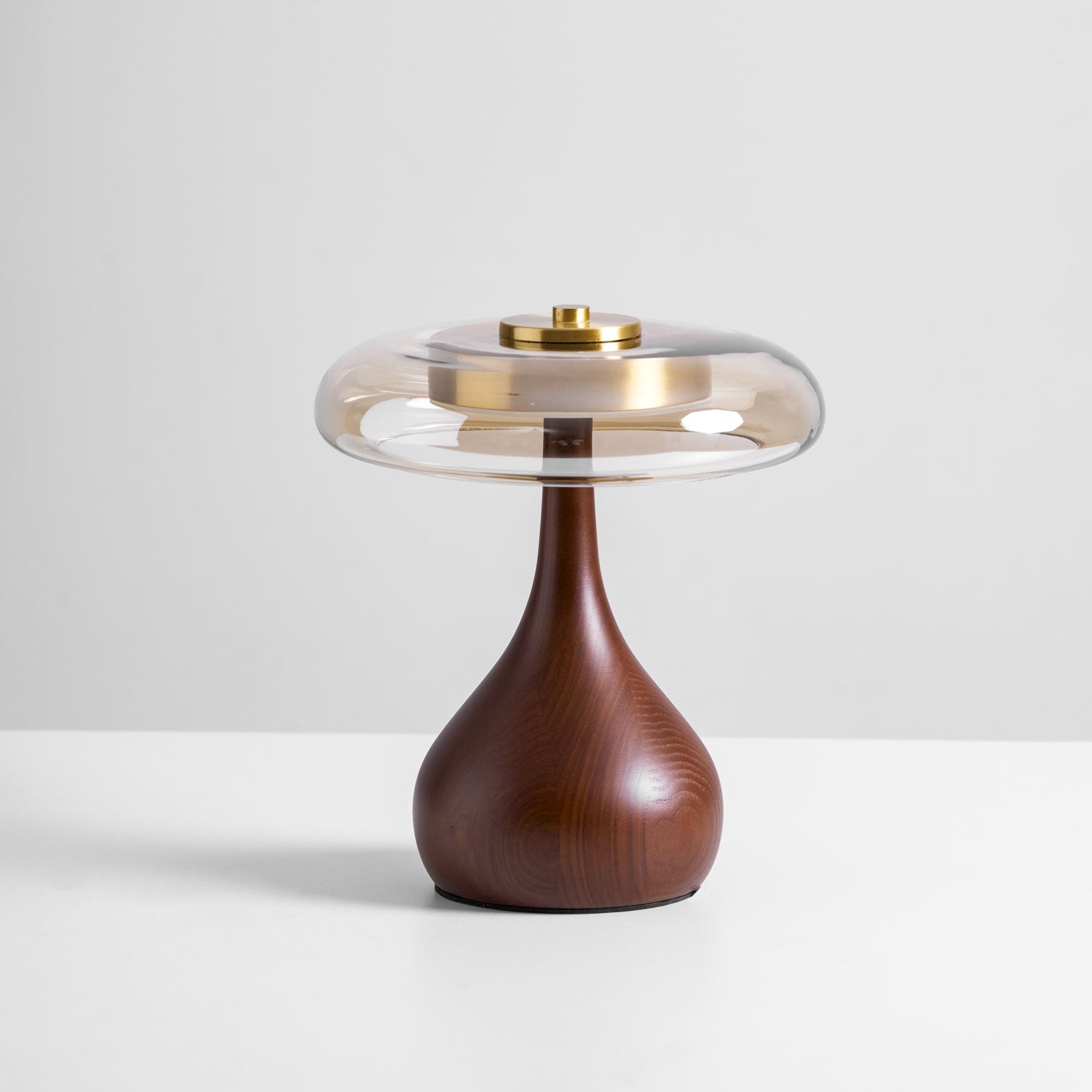 Tafellamp met Gebogen Houten Voet en Amberen Glazen Kap - Modern Scandinavisch Design - Warmwit Licht - Plug-in 150 cm Snoer - ø 8,7" - 2 Hoogtes | Sansoti